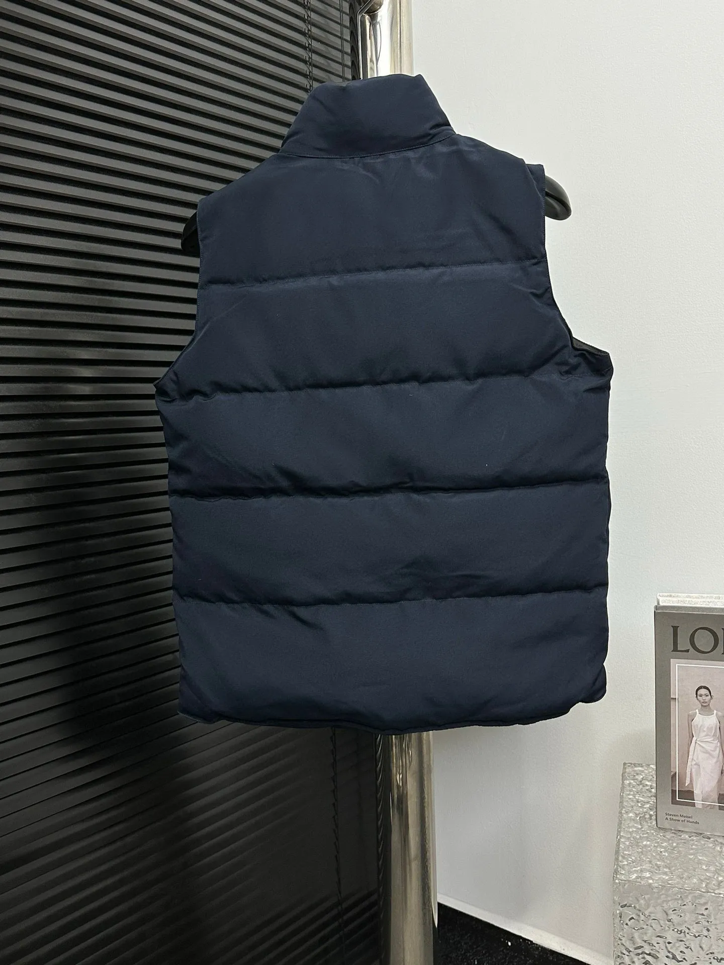 P360 [Canada Goose] Canada Goose #Freestyle Crew 4154M Men’s and Women’s Vest Down# ➖ Imported Behringer embroidery machine with customized 10,000-needle embroidery logo! ➖ Imported 21-count polyester-cotton blended original fabric, using Feather-Light 10D waterproof coating fabric, made of 84.5% polyester fiber and 15.5% cotton, 100% the best feel in the entire network! ➖ The genuine official website uses the national standard 80 white duck down, and will never be misled by false claims such as 90 down or goose down! ➖ 100% nylon nylon lining with double double-layer sealing design to prevent velvet from running away. Top-grade polar fleece is used in the collar and pockets to keep warm and comfortable! ➖ Yoshida YKK provides original custom-made electroplated sliders. YKK two-way lockable zippers are tight and smooth and will not peel off paint! ➖ 3M composite original Velcro is durable, and all accessories and hardware are disassembled and customized! ⛔No slander, no exaggeration, no need for too much copywriting, because it is focused, it is professional!  SIZE: XS S M L XL XXL